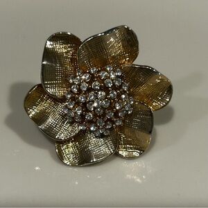 Gold metal flower ring w rhinestones sz 9